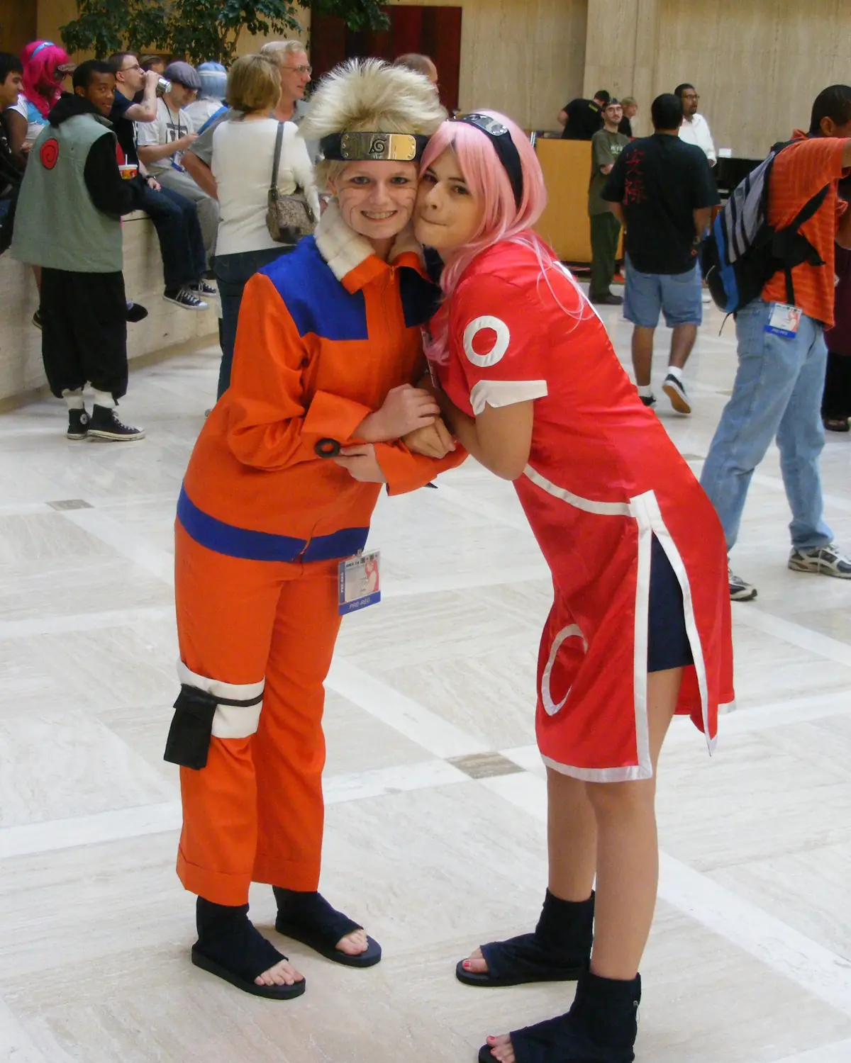 Naruto Uzumaki and Sakura Haruno cosplayers