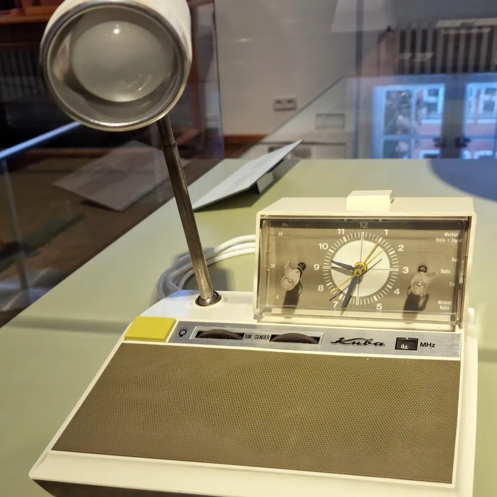 A 1970 Kuba clock radio on display at the Deutsches Technikmuseum.